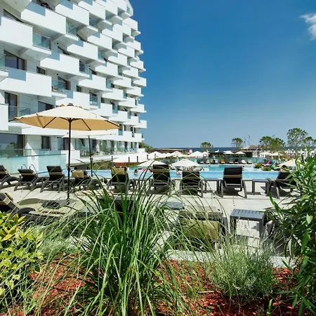 Black Sea Infinity Pool & *